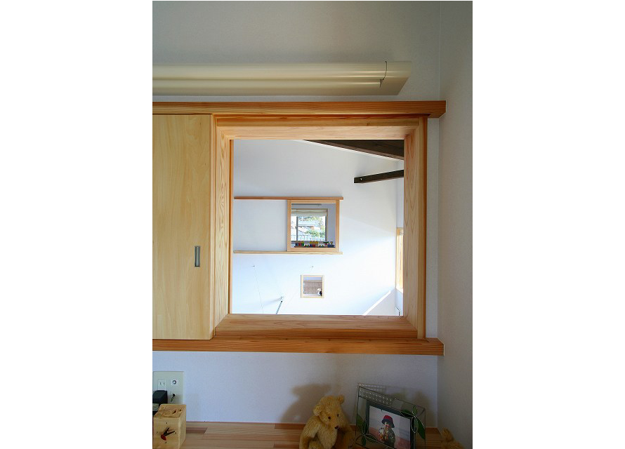 寝室の室内窓：子供室とちょうど同じ位置に築け風の流れ、視線の抜け、繋がりをつくる